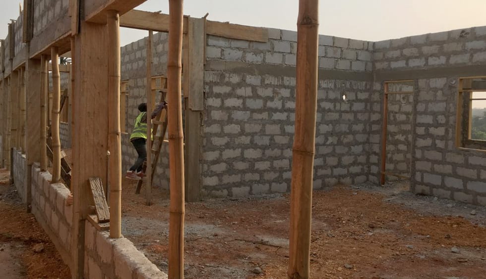 Baustelle Rohbau des Kyekyewere Health Center in Madamfo Ghana